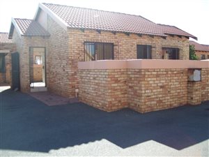 2 Bed Townhouse in Randfontein South