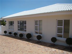 183 m² Commercial space in Die Wingerd