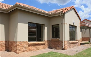 2 Bedroom Townhouse in Hazeldean (Silverlakes Surroundings)