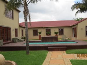 5 Bed House in Heuningklip