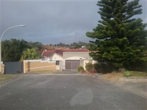 6 Bed House in Amalinda North