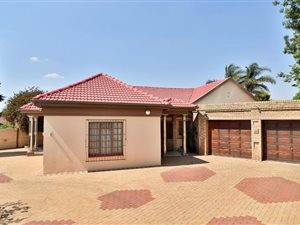 5 Bed House in Robertsham