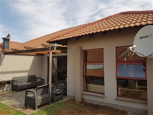 3 Bed Townhouse in Woodland Hills