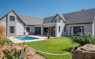 5 Bedroom House in Cotswold Downs Estate