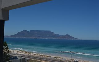 5 Bedroom House in Bloubergstrand