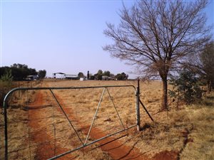 2.4 ha Farm in Lindequesdrif