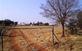 2.4 ha Farm in Lindequesdrif