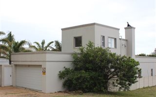 4 Bedroom House in Voelklip