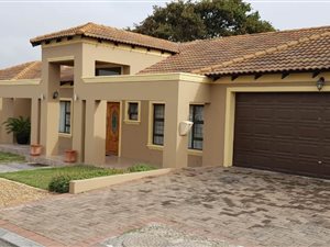 3 Bedroom House in Eikenbosch