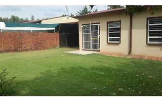 2.5 Bedroom Flat in Rustenburg Central