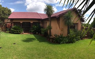 5 Bedroom House in Kanonkop