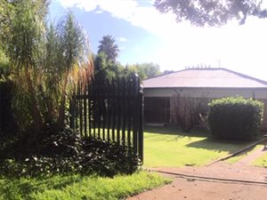 6 Bed House in Selection Park