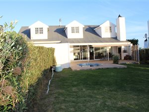 4 Bed House in Grotto Bay