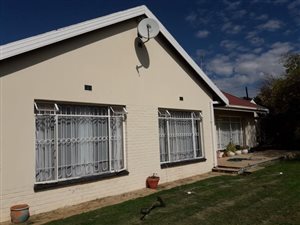 4 Bed House in Songloed