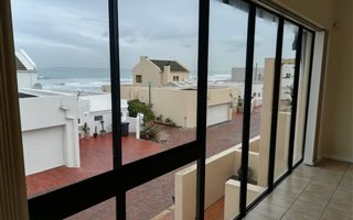 3 Bedroom House in Bloubergstrand