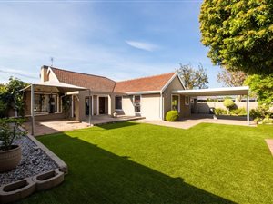 4 Bed House in Meadowridge