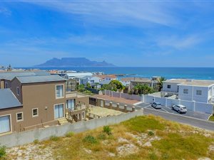 5 Bed House in Bloubergstrand