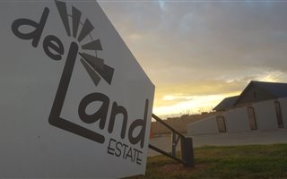 820 m² Land available in De Land Estate