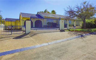4 Bedroom House in Ridgeway