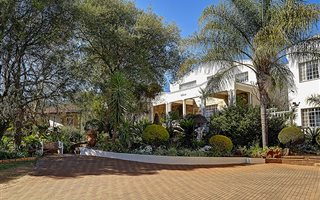 6 Bedroom House in Protea Ridge