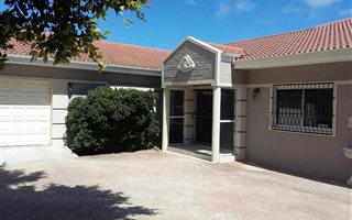 4 Bedroom House in Gordons Bay Central