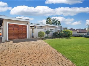 3 Bed Townhouse in Constantia Park