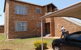 2 Bedroom House in Rooihuiskraal