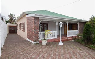 9 Bedroom House in Southernwood
