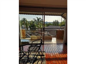 Bachelor apartment in Benmore Gardens
