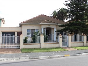 3 Bed House in Elsies River