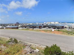 915 m² Land available in Voorbaai