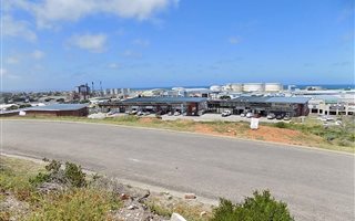 915 m² Land available in Voorbaai