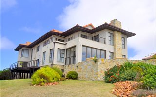 5 Bedroom House in Village On Sea