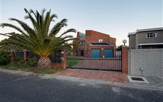 5 Bedroom House in Bloubergstrand