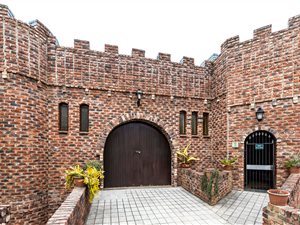 6 Bed House in Beacon Bay