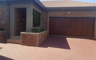 3 Bedroom House in Aerorand