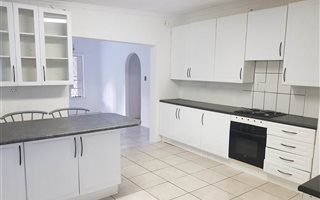 2 Bedroom Garden Cottage in Hurlingham