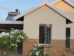 2 Bed Townhouse in Roylglen Gardens