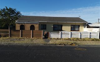 5 Bedroom House in Steenberg