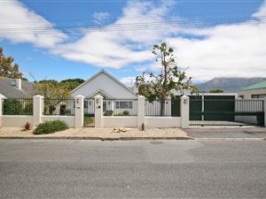 4 Bed House in Bergvliet