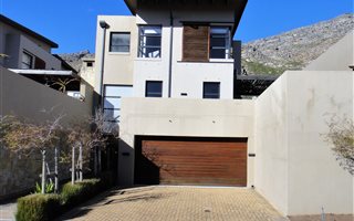 3 Bedroom House in Stonehurst Mountain Estate