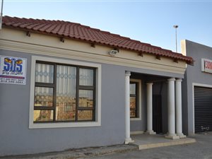 305 m² Office Space in Zola