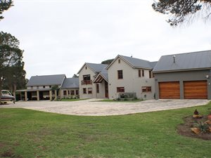 5 Bed House in High Riding Country Estate