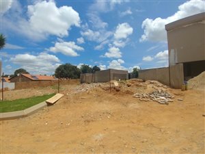 408 m² Land available in North Riding AH
