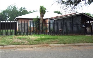 3 Bedroom House in Vanderbijlpark CW1