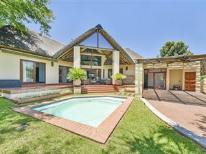 4 Bedroom House in Maroeladal