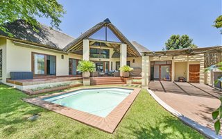 4 Bedroom House in Maroeladal