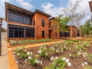 148 m² Commercial space in Die Hoewes