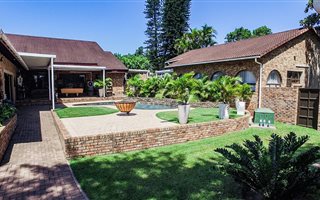 8 Bedroom House in Meerensee