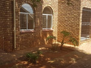 3 Bed Apartment in Doornpoort and surrounds